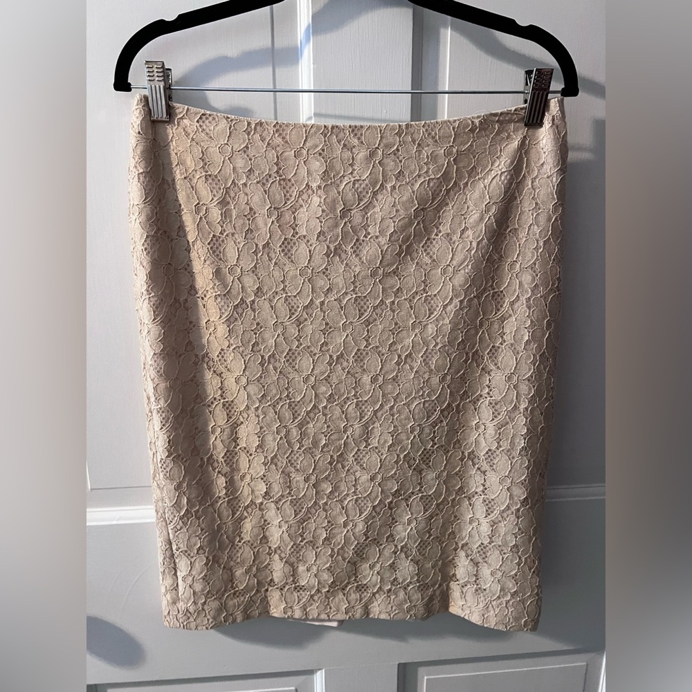 Vince Camuto skirt size 4. Cream. No band top. Great condition.